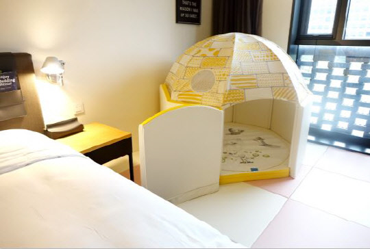 글래드 호텔 여의도가 아이들과 함께하는 '오 마이 베이비 패키지'를 12월 31일까지 운영한다. 10월 한정 특별가로 19만 3500원부터 이용 가능하다. 글래드 하우스 키즈룸 1박과 프랑스 베이비 스킨케어 브랜드 무스텔라 트래블 키트 1세트도 제공한다. 글래드 호텔 여의도 제공